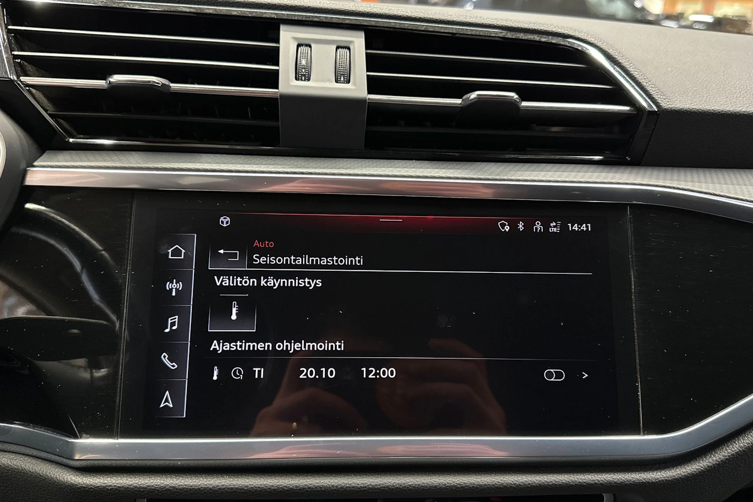 harmaa Audi Q3 2024 kuva 23.