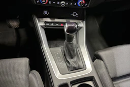 harmaa Audi Q3 2024 kuva 26.