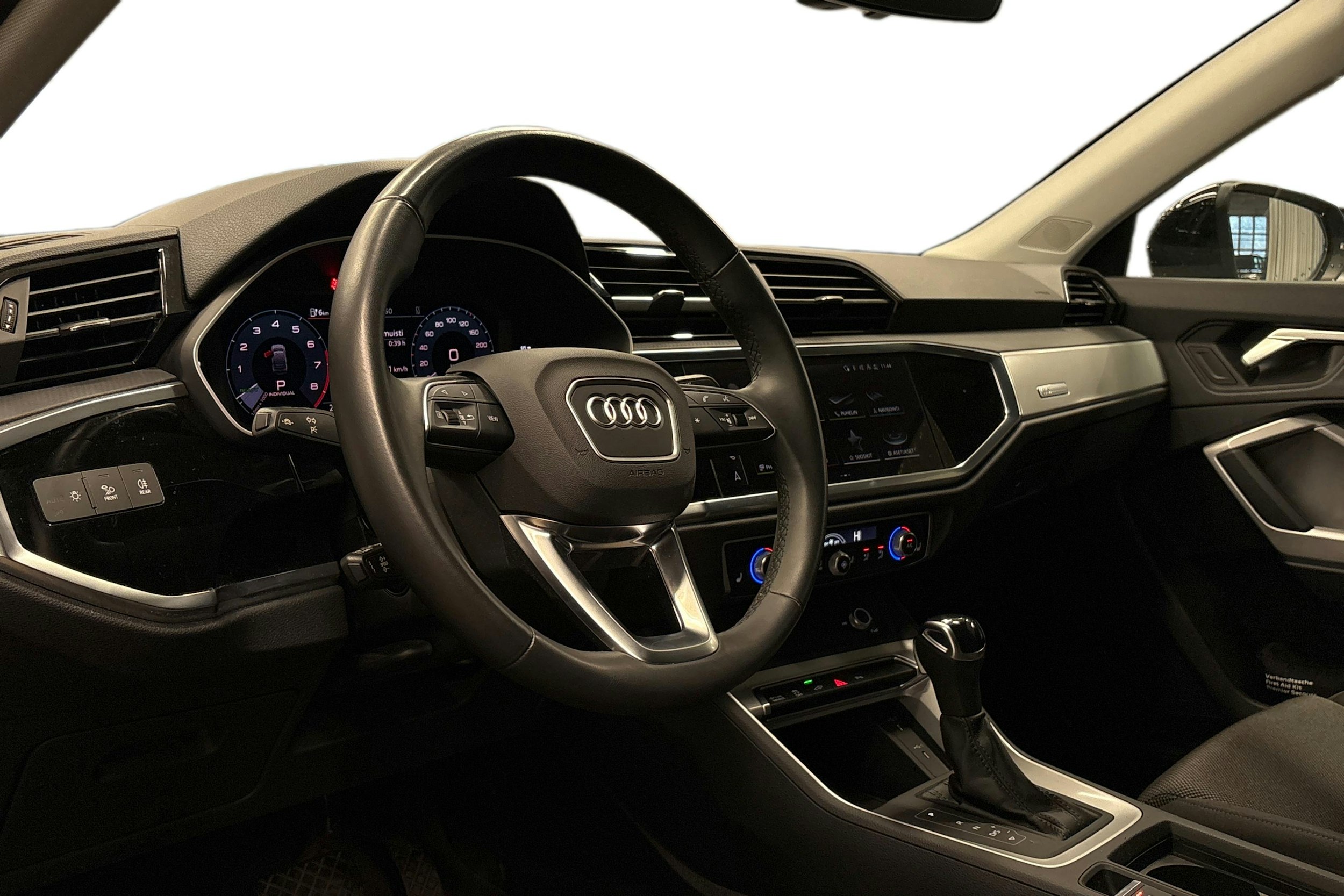 musta Audi Q3 2023 kuva 3.