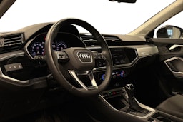 musta Audi Q3 2023 kuva 3.