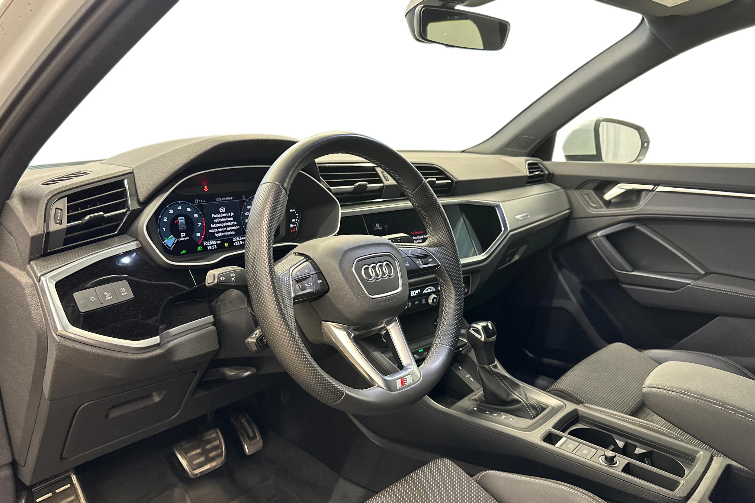 valkoinen Audi Q3 2023 kuva 3.
