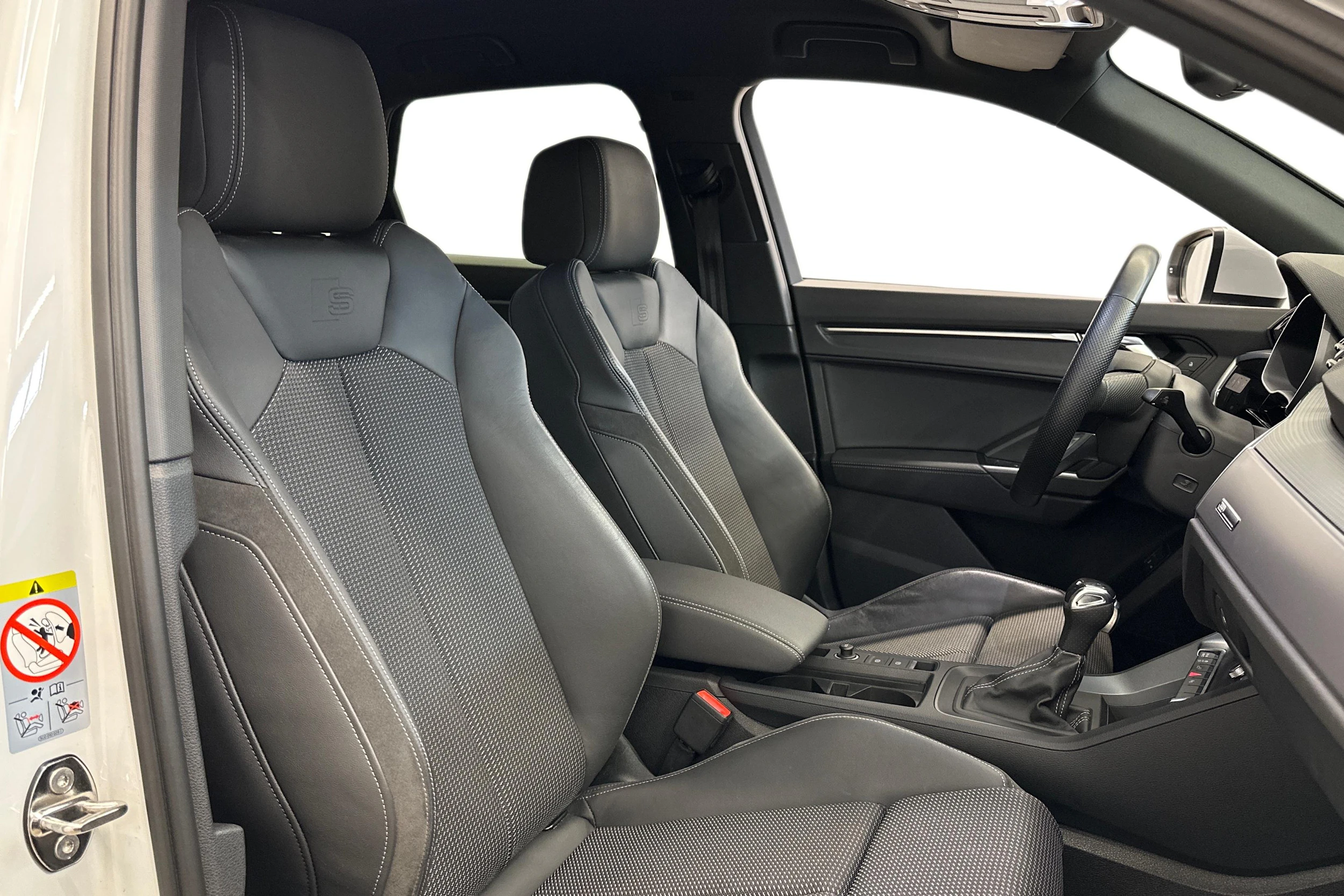 valkoinen Audi Q3 2023 kuva 9.