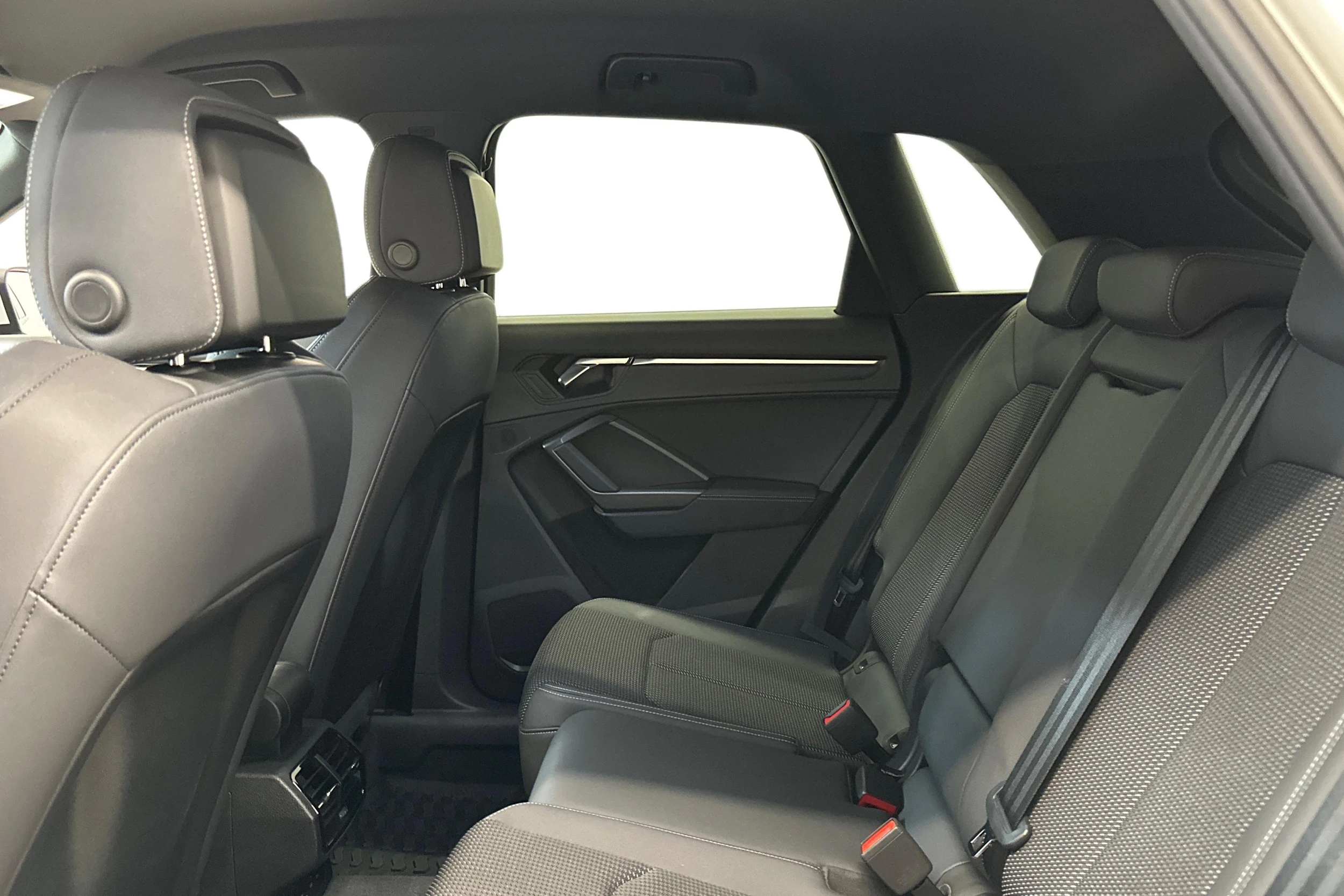 valkoinen Audi Q3 2023 kuva 11.