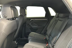 valkoinen Audi Q3 2023 kuva 11.