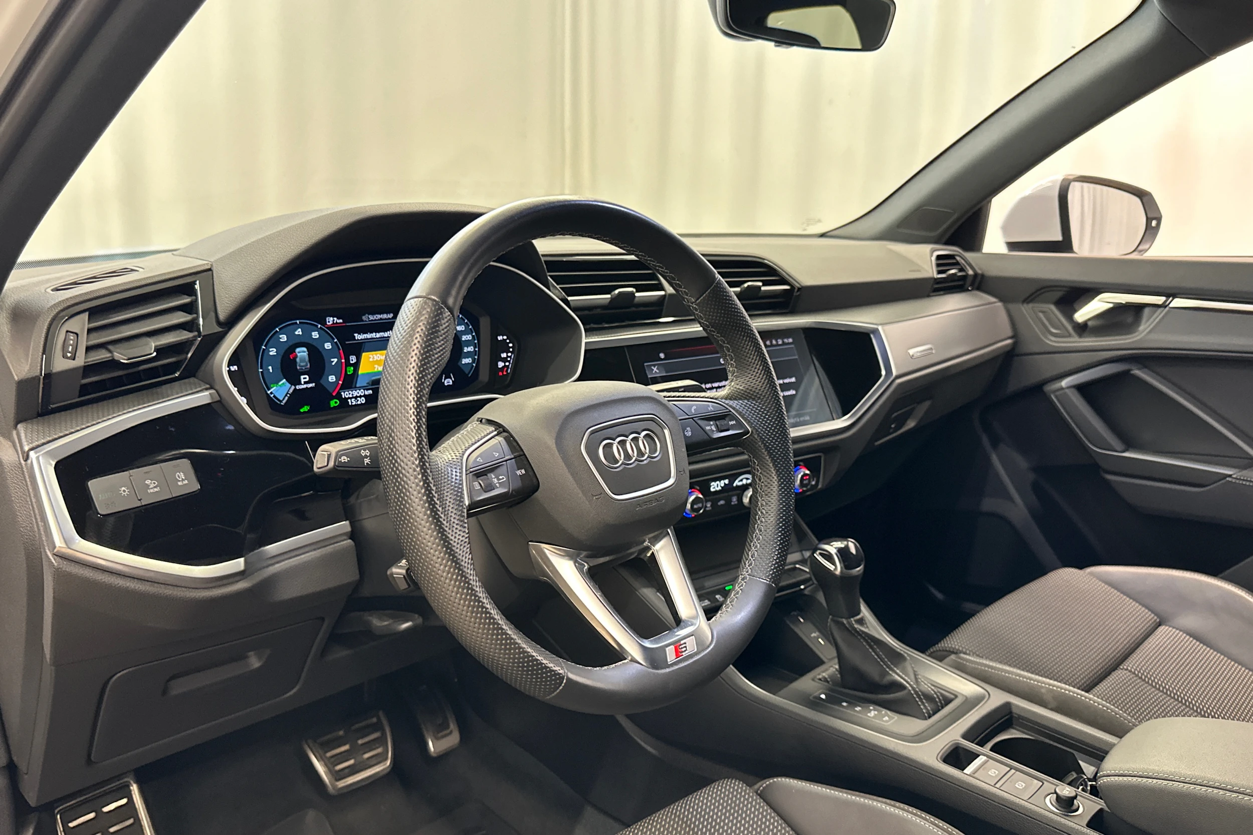 valkoinen Audi Q3 2023 kuva 13.