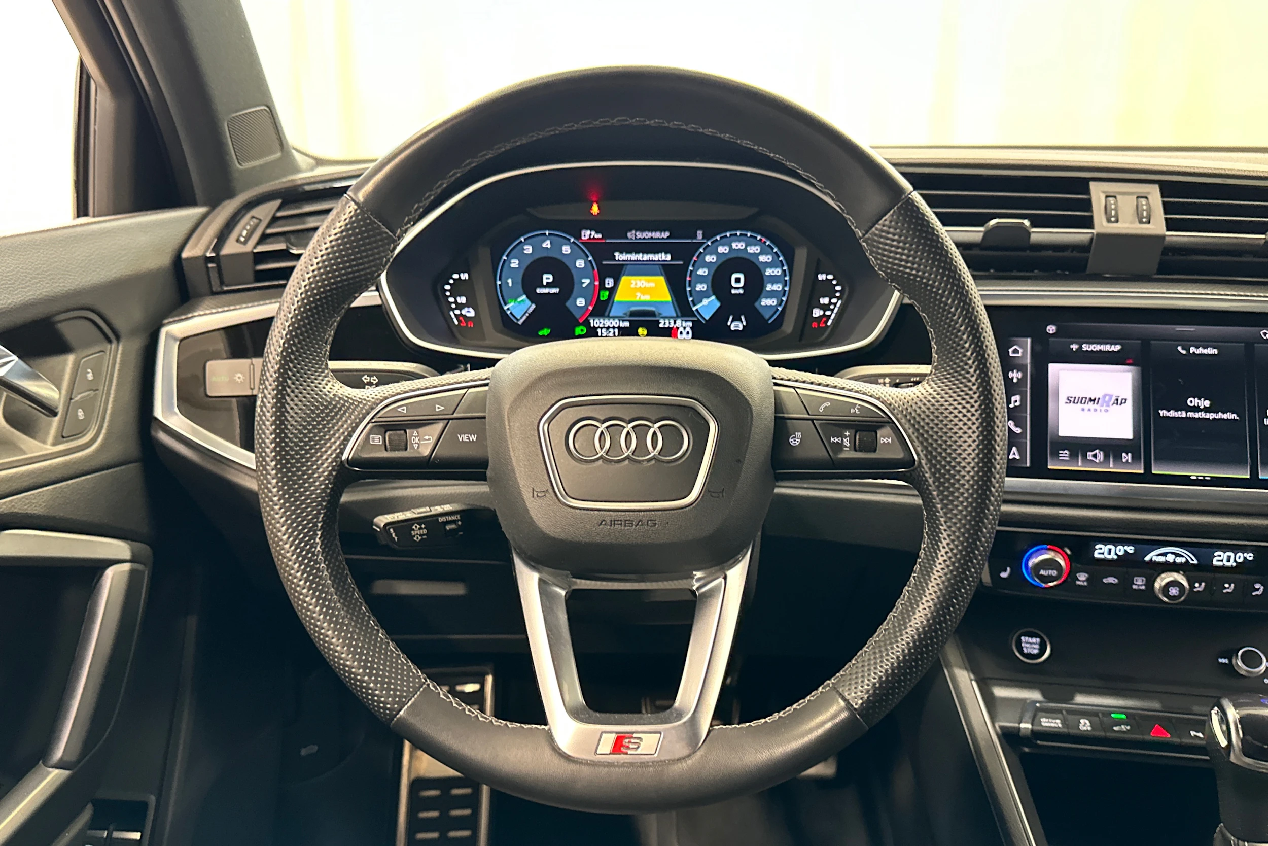 valkoinen Audi Q3 2023 kuva 16.