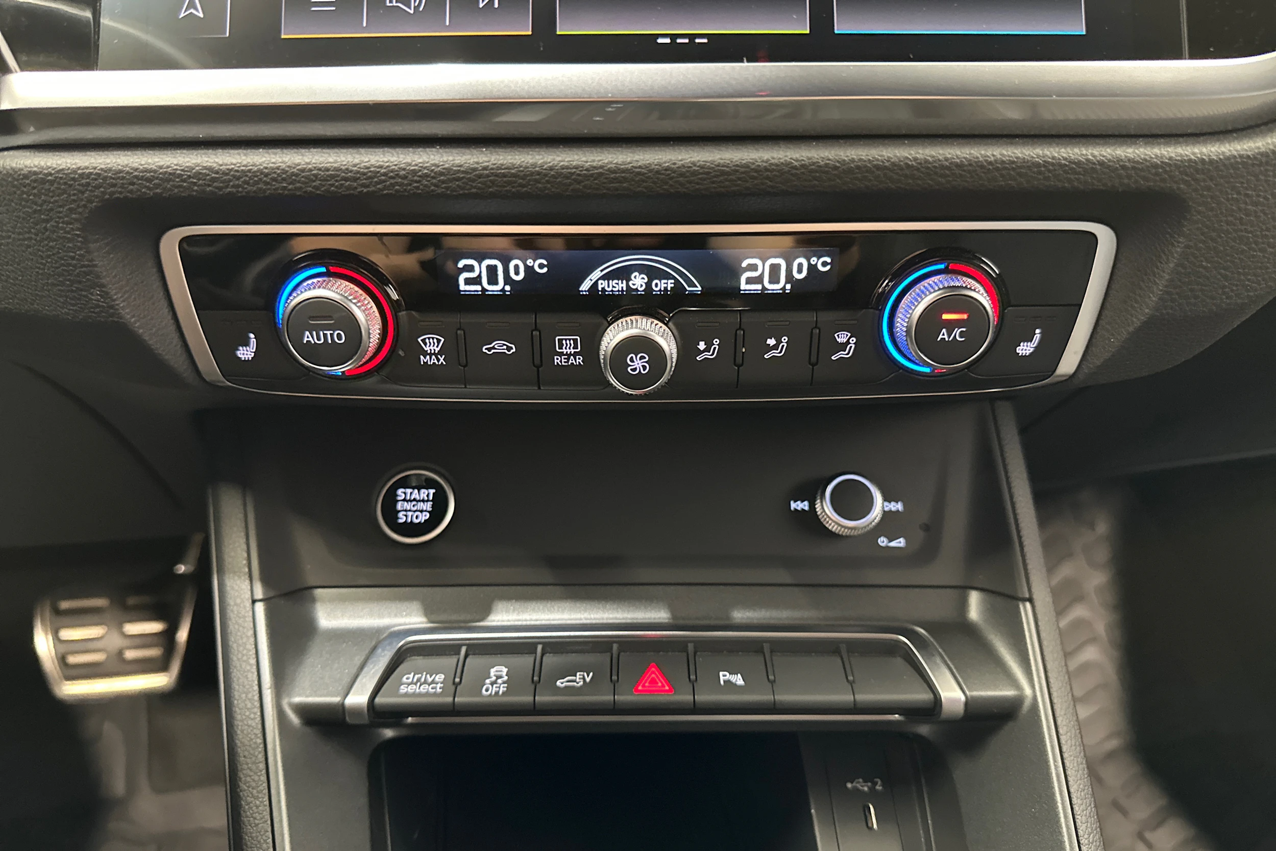 valkoinen Audi Q3 2023 kuva 20.