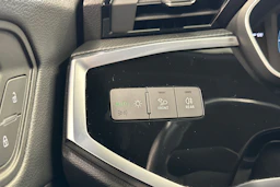 valkoinen Audi Q3 2023 kuva 24.