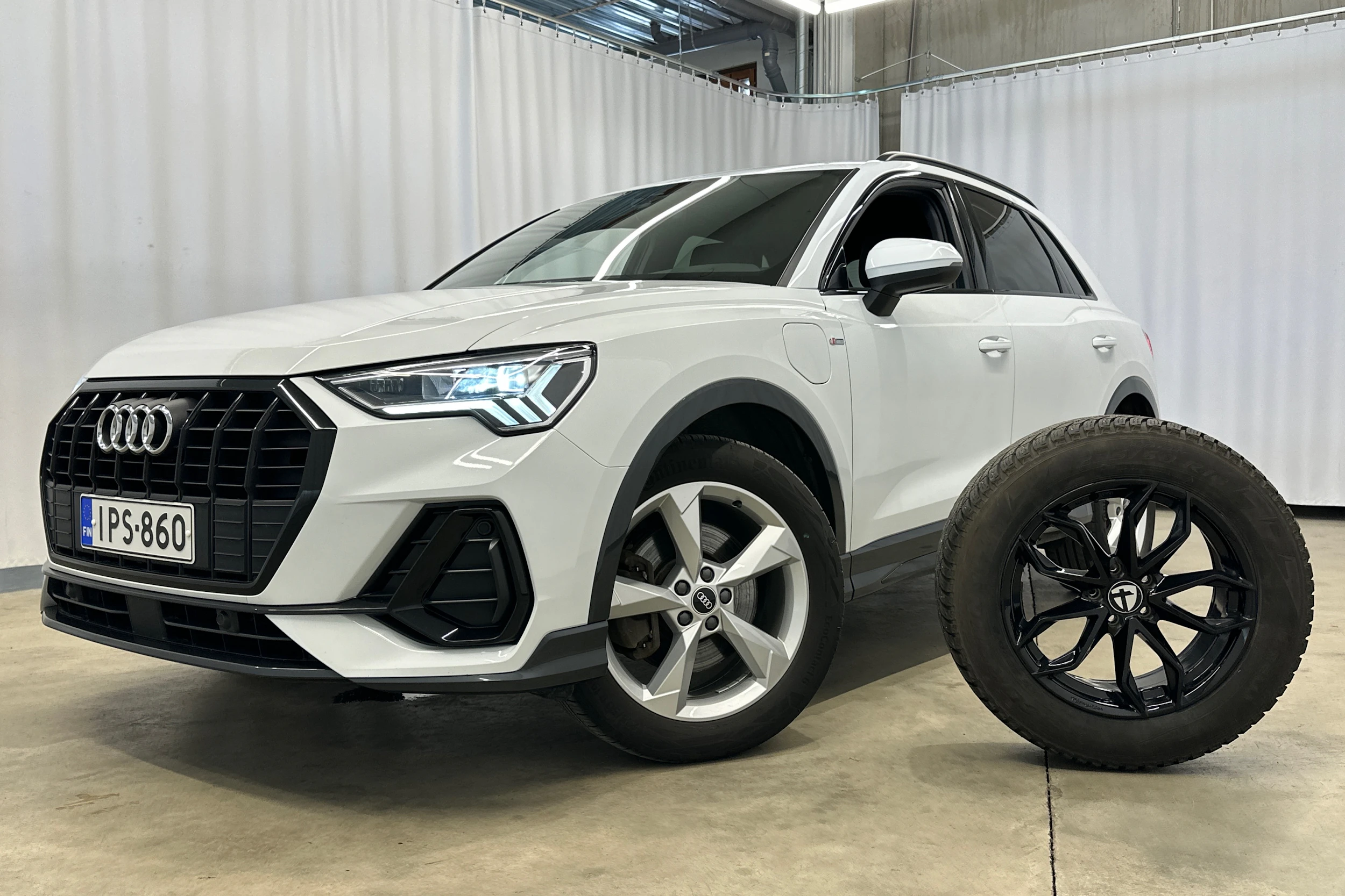 valkoinen Audi Q3 2023 kuva 30.