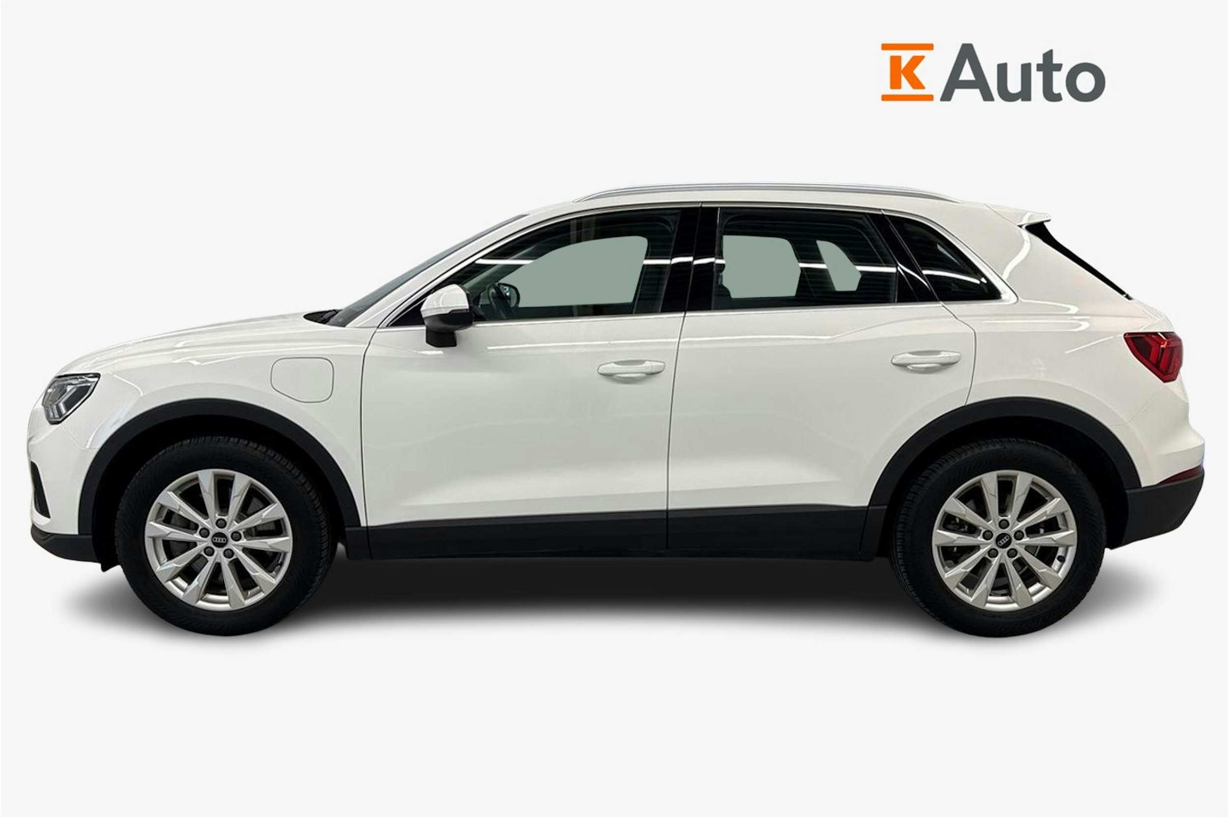valkoinen Audi Q3 2023 kuva 6.