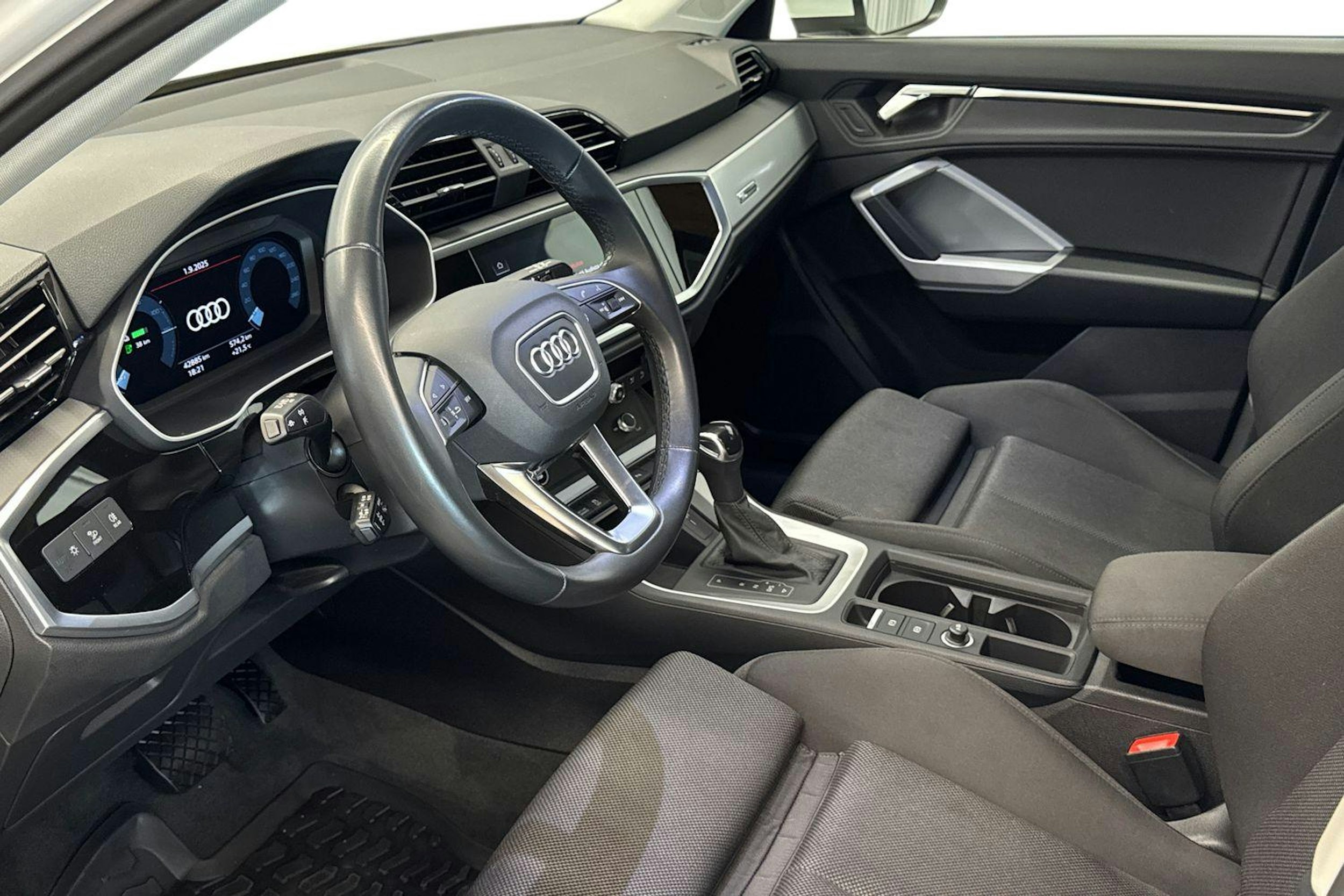 valkoinen Audi Q3 2023 kuva 7.