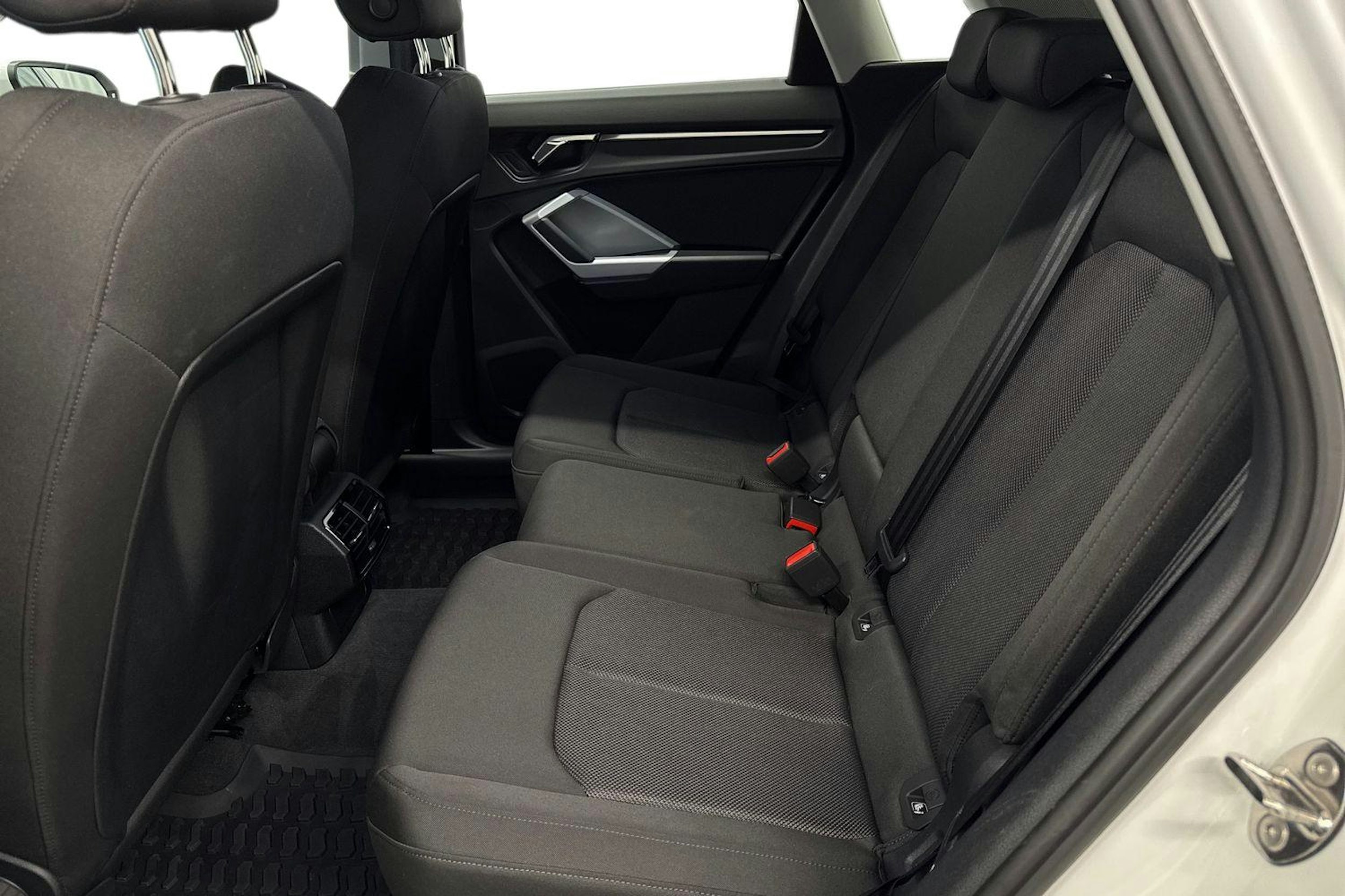 valkoinen Audi Q3 2023 kuva 10.