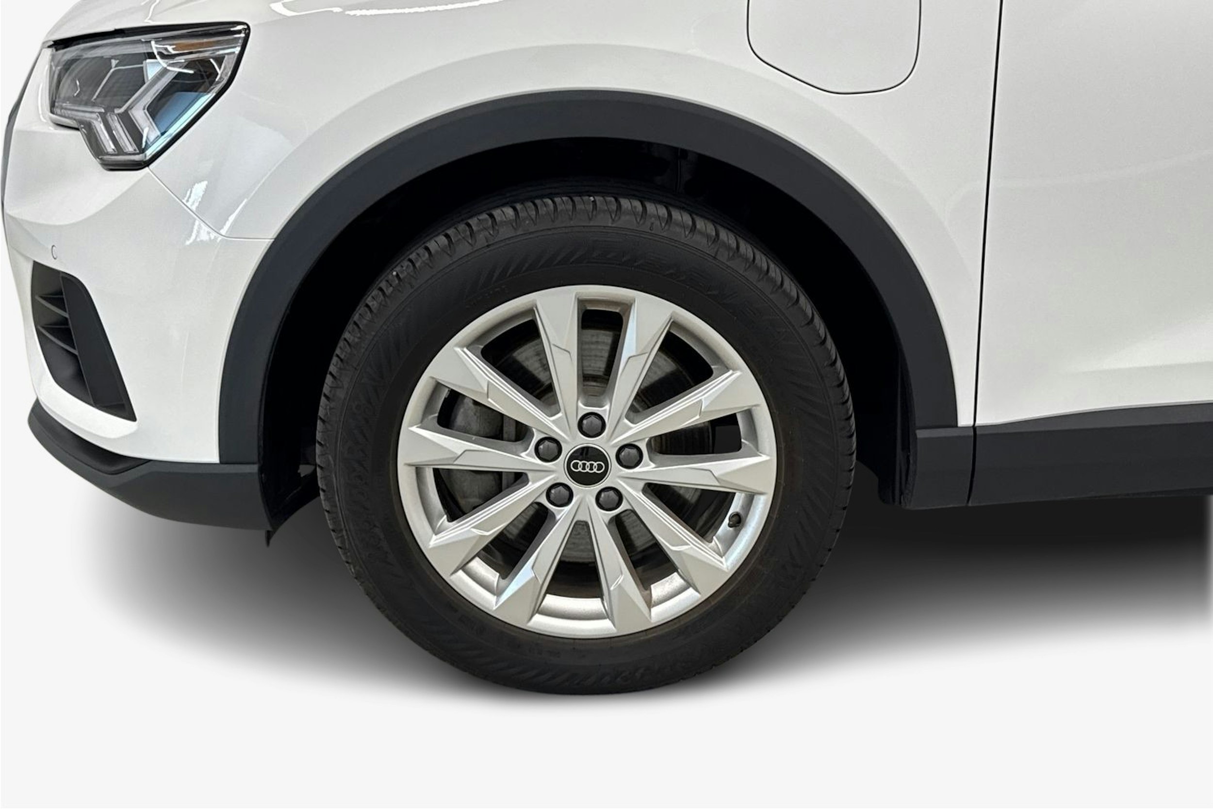 valkoinen Audi Q3 2023 kuva 11.