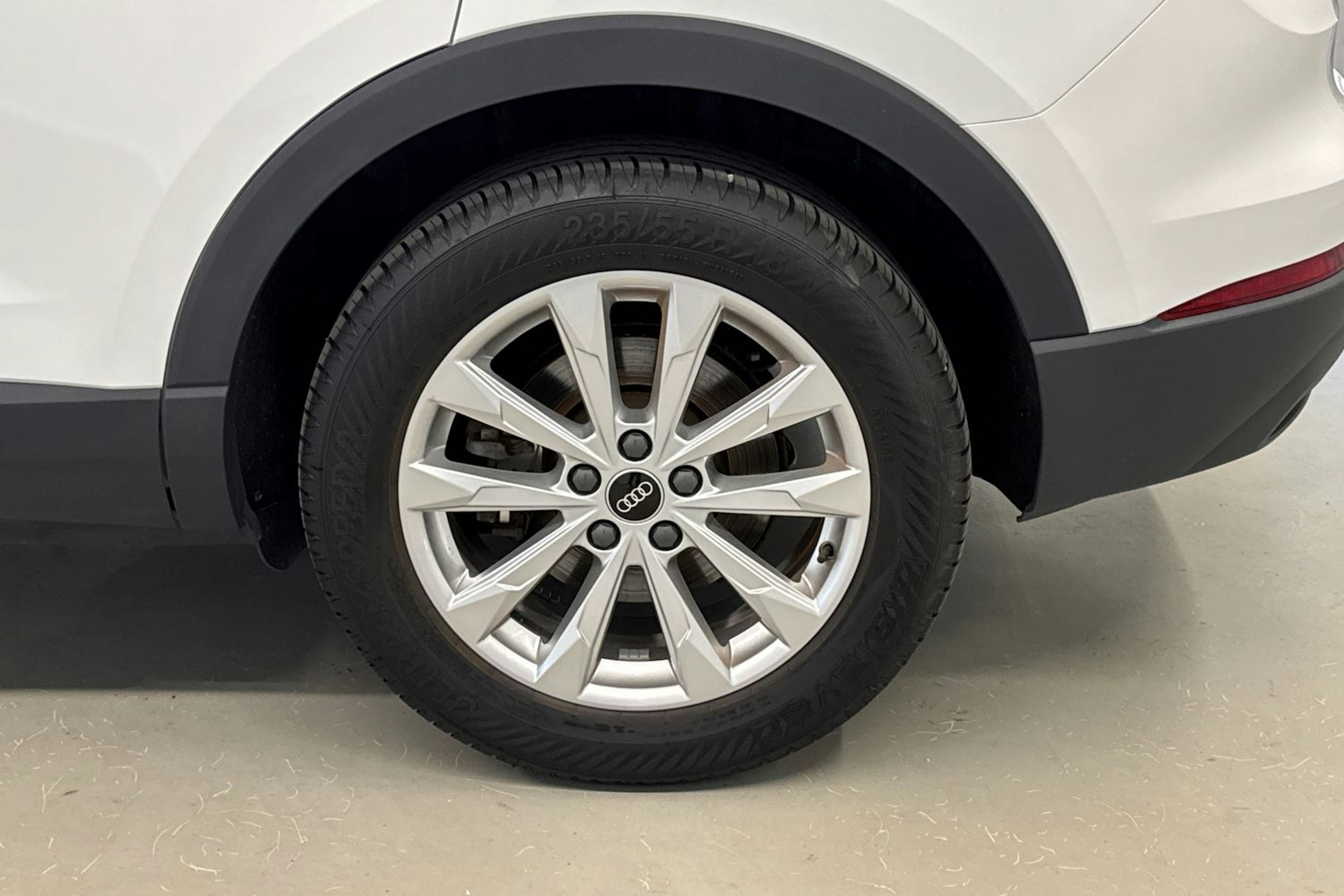 valkoinen Audi Q3 2023 kuva 13.
