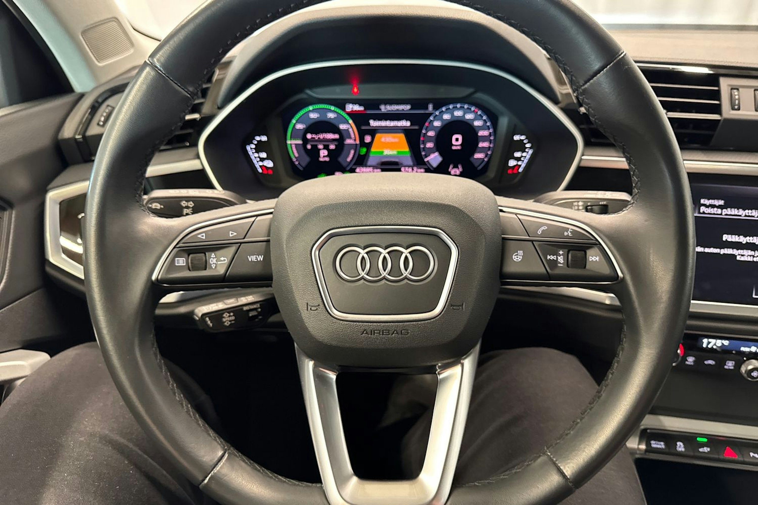 valkoinen Audi Q3 2023 kuva 14.