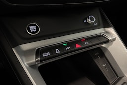 valkoinen Audi Q3 2023 kuva 18.