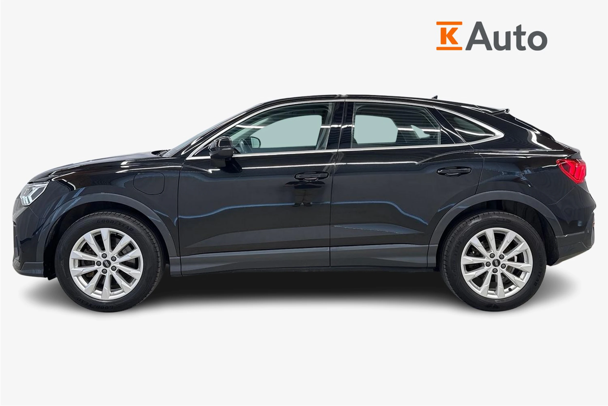musta Audi Q3 2023 kuva 5.