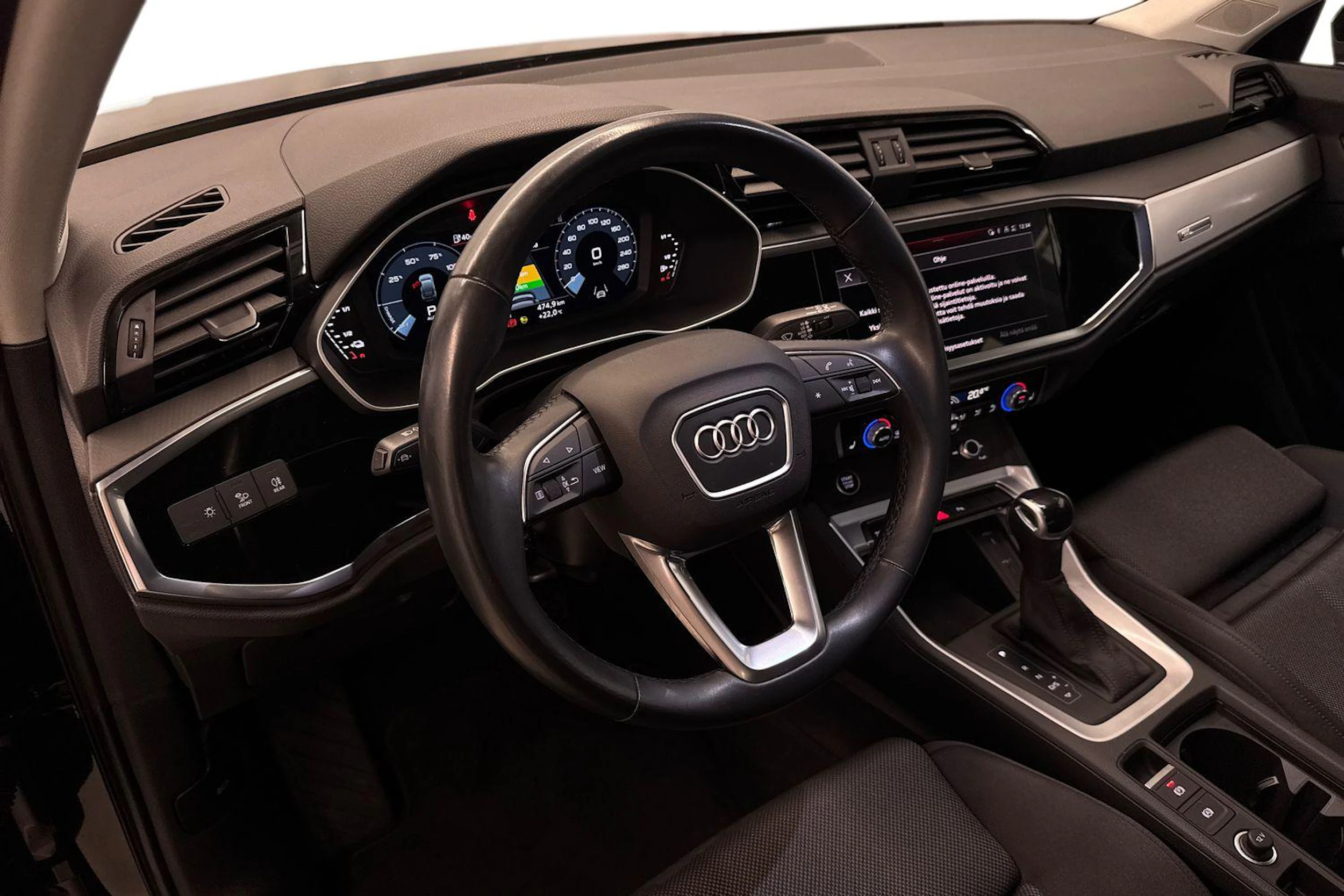 musta Audi Q3 2023 kuva 6.