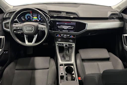 musta Audi Q3 2023 kuva 7.