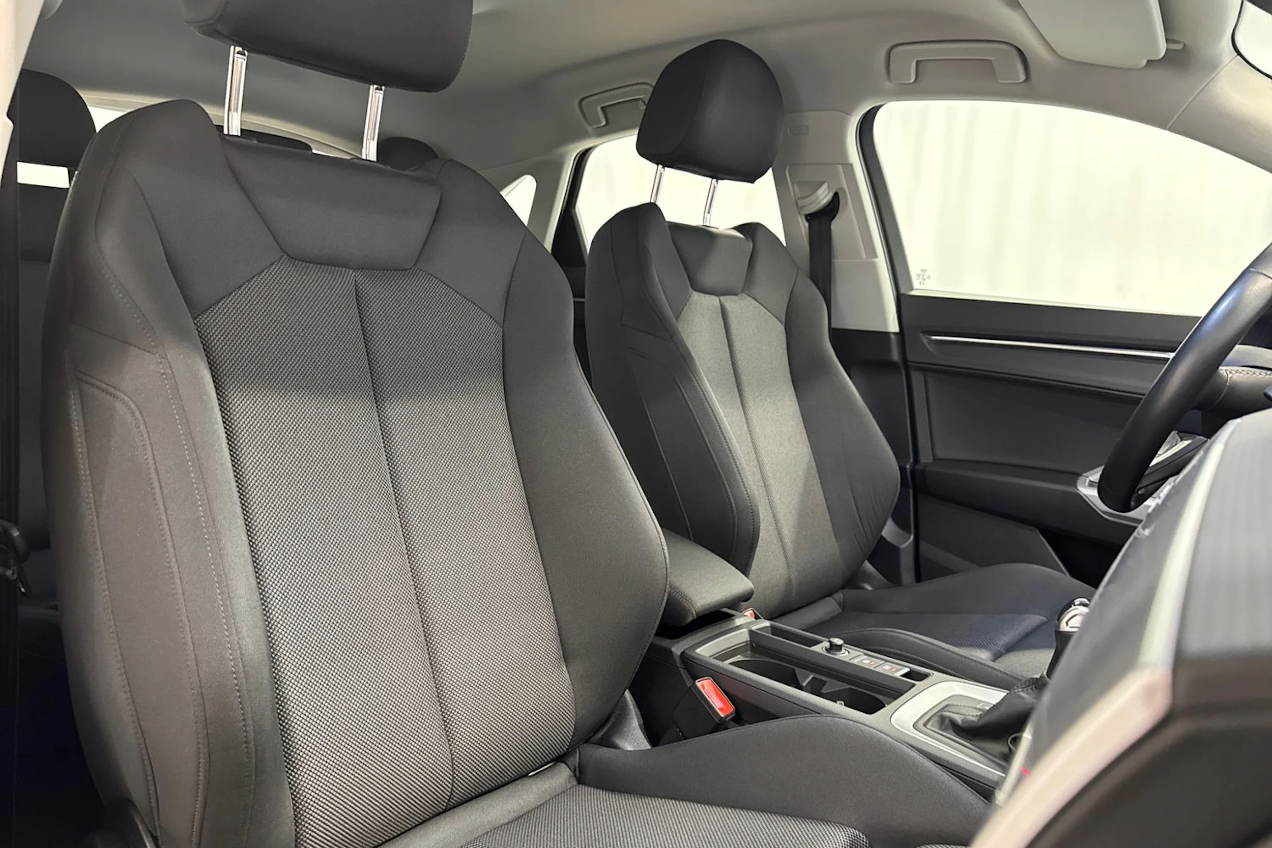 musta Audi Q3 2023 kuva 11.