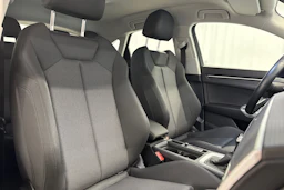 musta Audi Q3 2023 kuva 11.