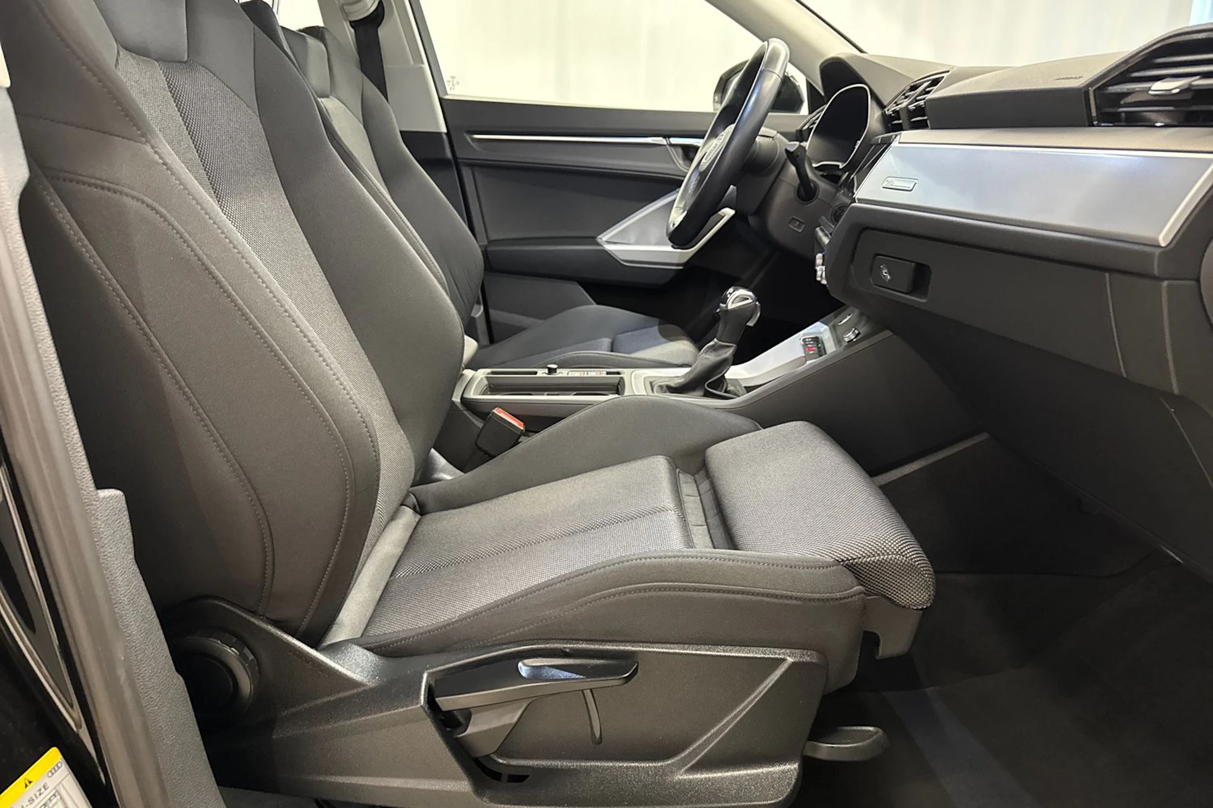 musta Audi Q3 2023 kuva 12.