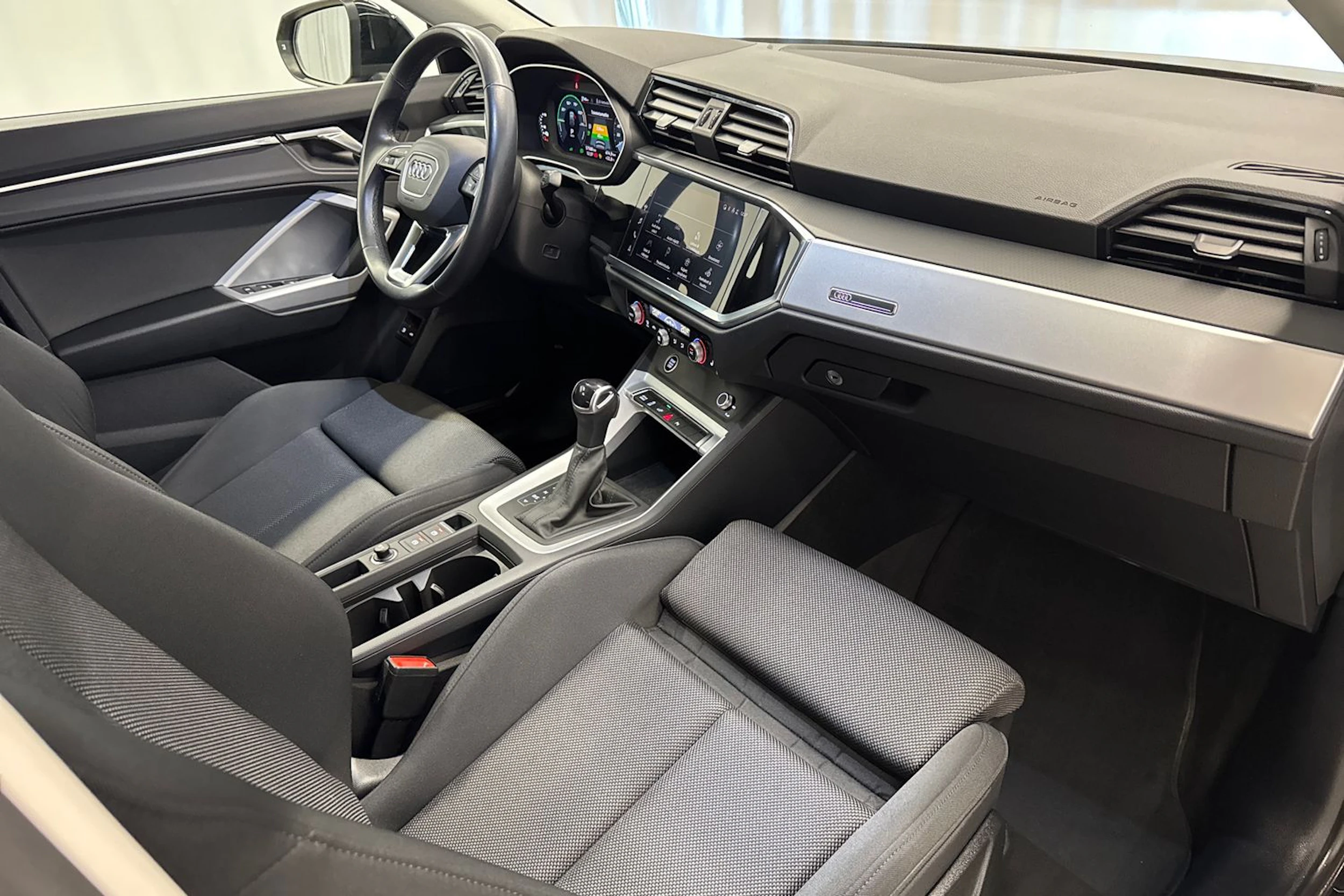 musta Audi Q3 2023 kuva 13.