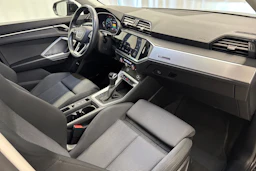 musta Audi Q3 2023 kuva 13.