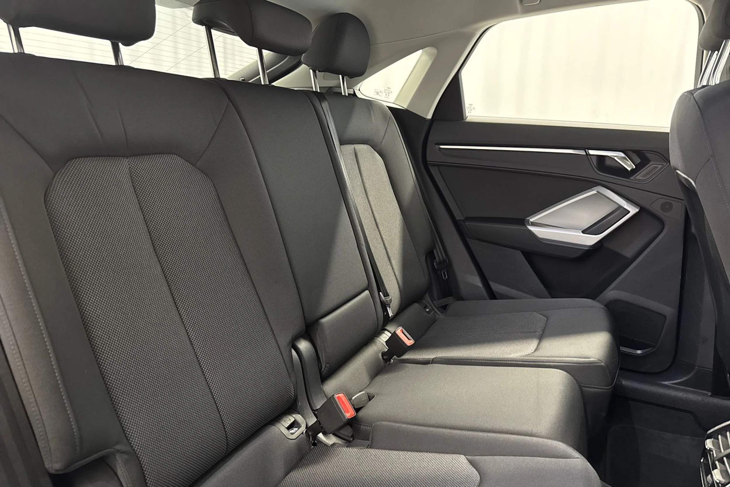 musta Audi Q3 2023 kuva 14.