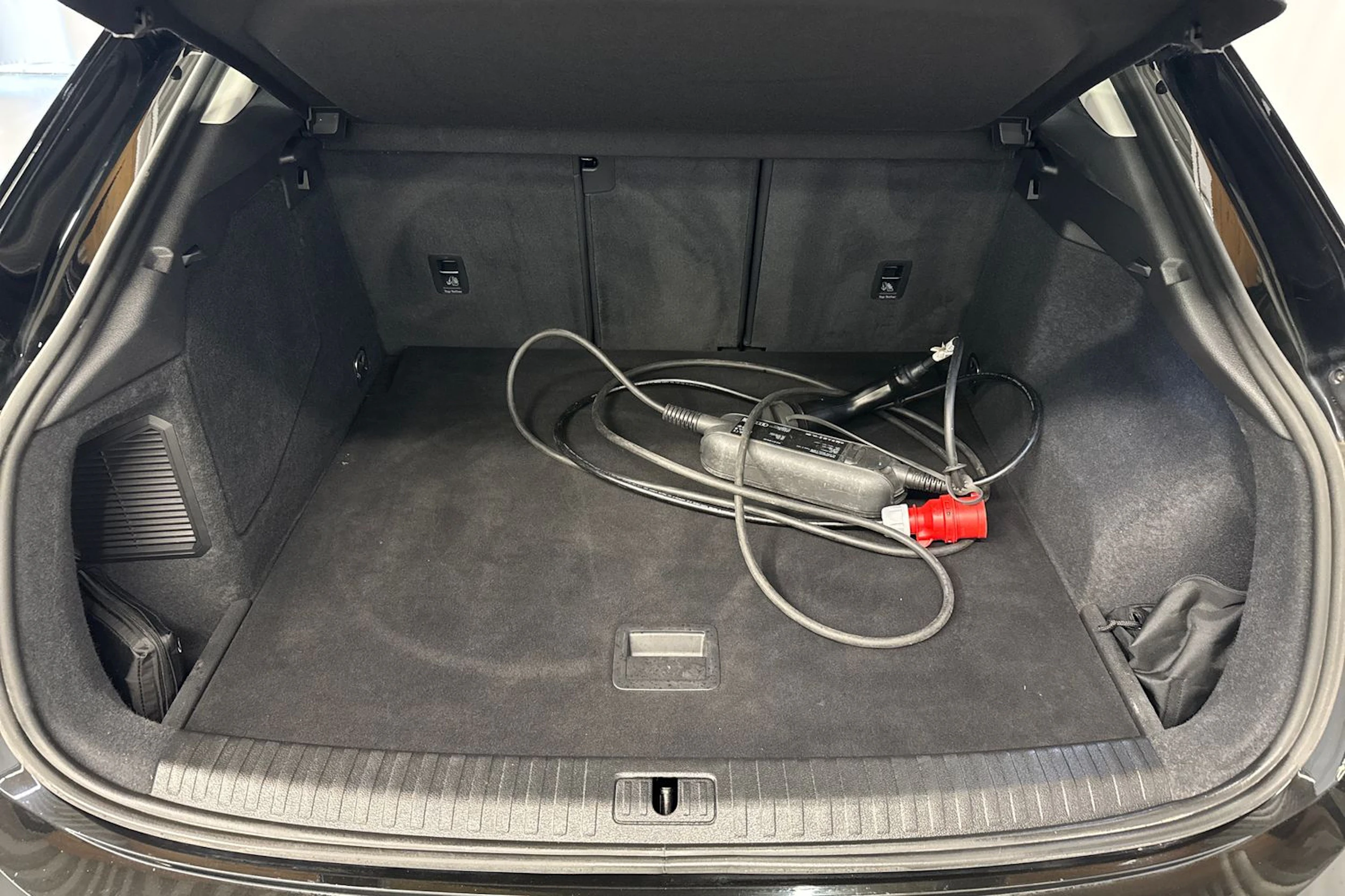 musta Audi Q3 2023 kuva 16.