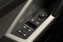 musta Audi Q3 2023 kuva 18.