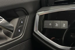 musta Audi Q3 2023 kuva 19.