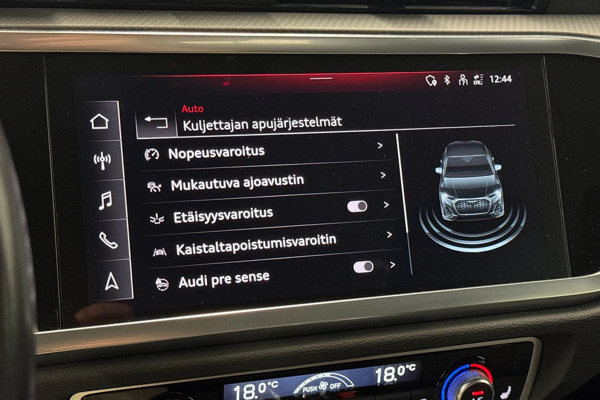 musta Audi Q3 2023 kuva 28.