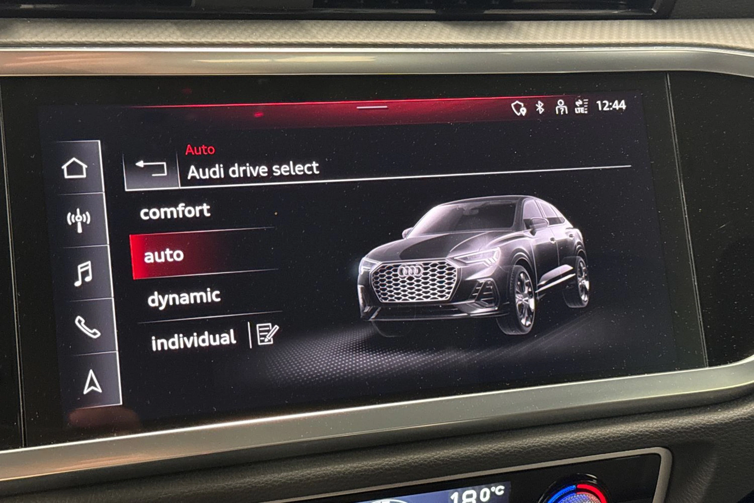 musta Audi Q3 2023 kuva 29.