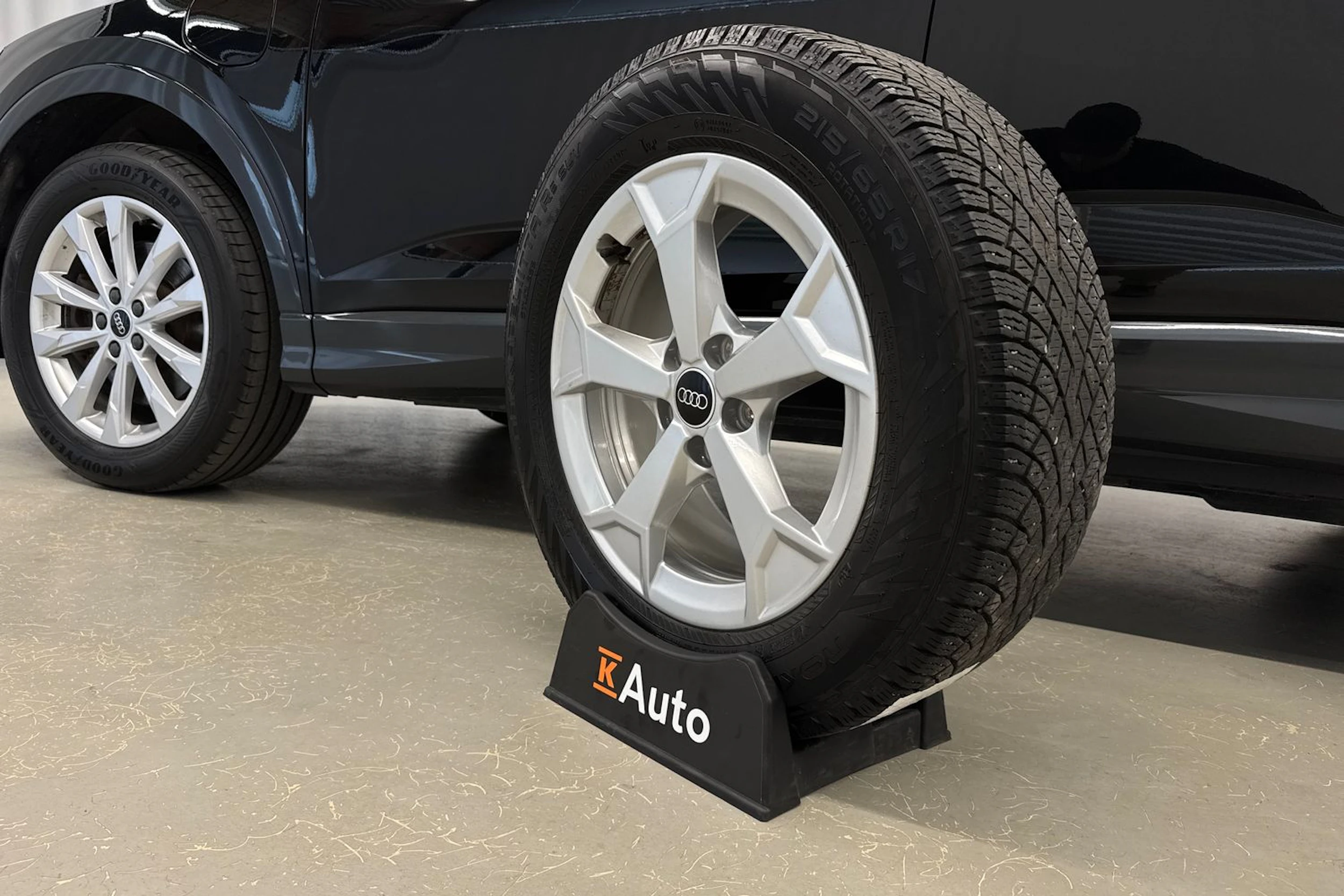 musta Audi Q3 2023 kuva 34.