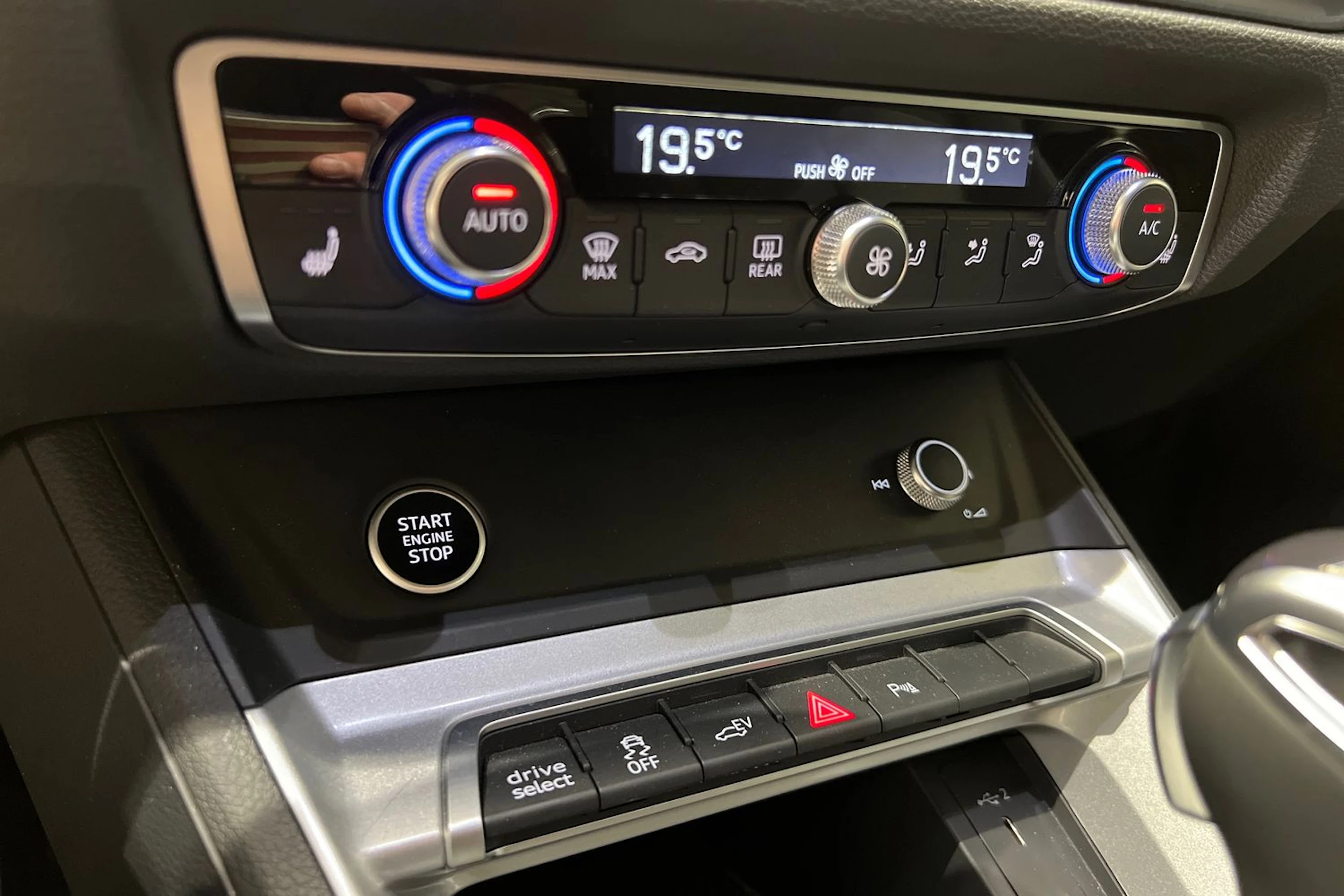 Valkoinen Audi Q3 2023 kuva 20.