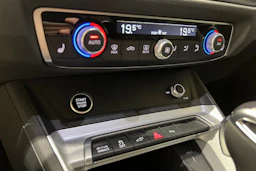 Valkoinen Audi Q3 2023 kuva 20.