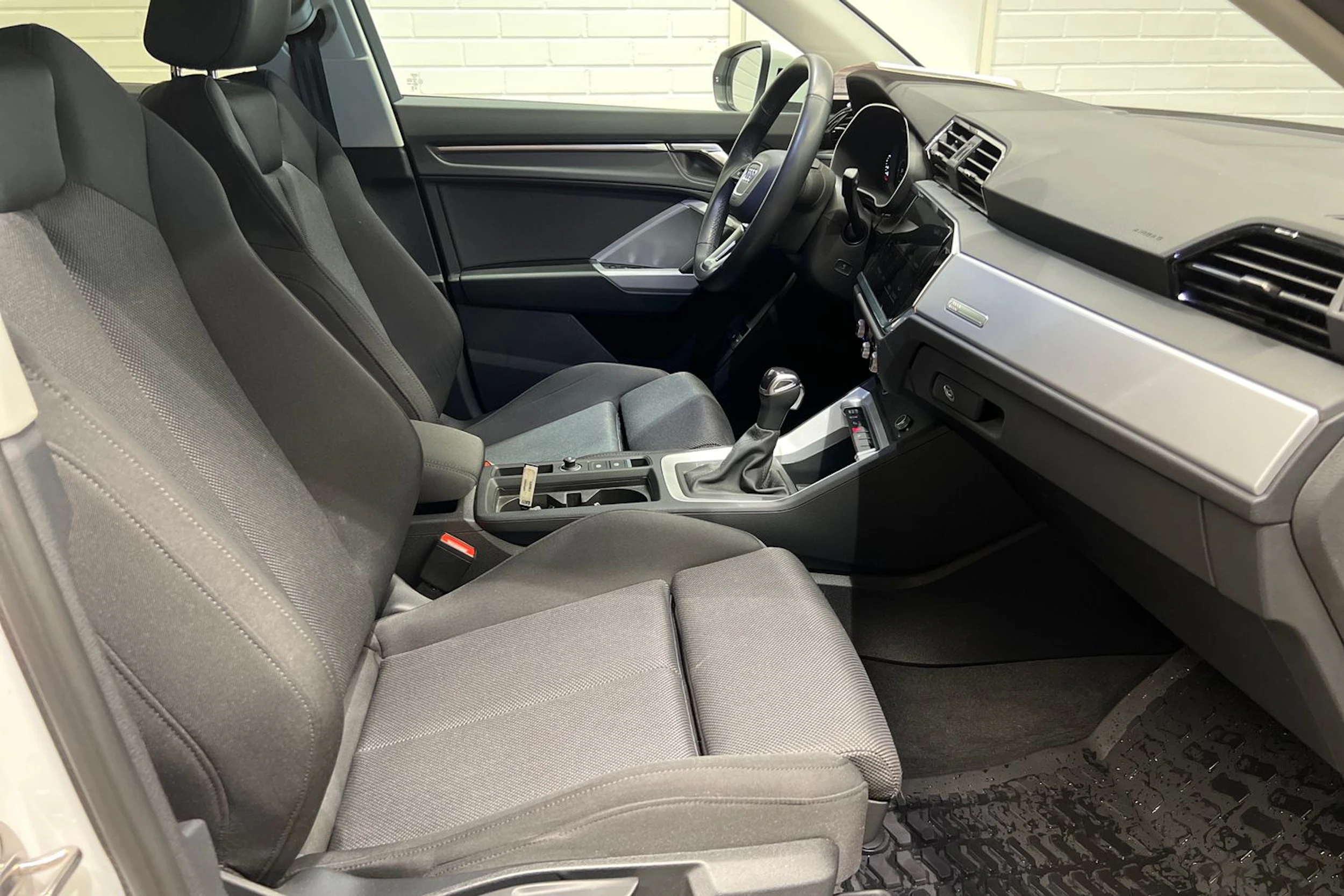 Valkoinen Audi Q3 2023 kuva 22.