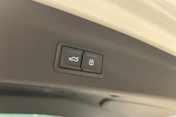 Valkoinen Audi Q3 2023 kuva 24.