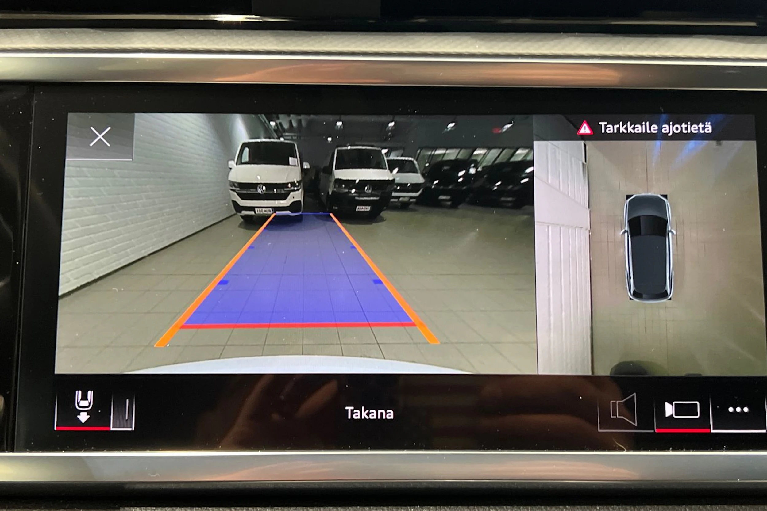 Valkoinen Audi Q3 2023 kuva 26.