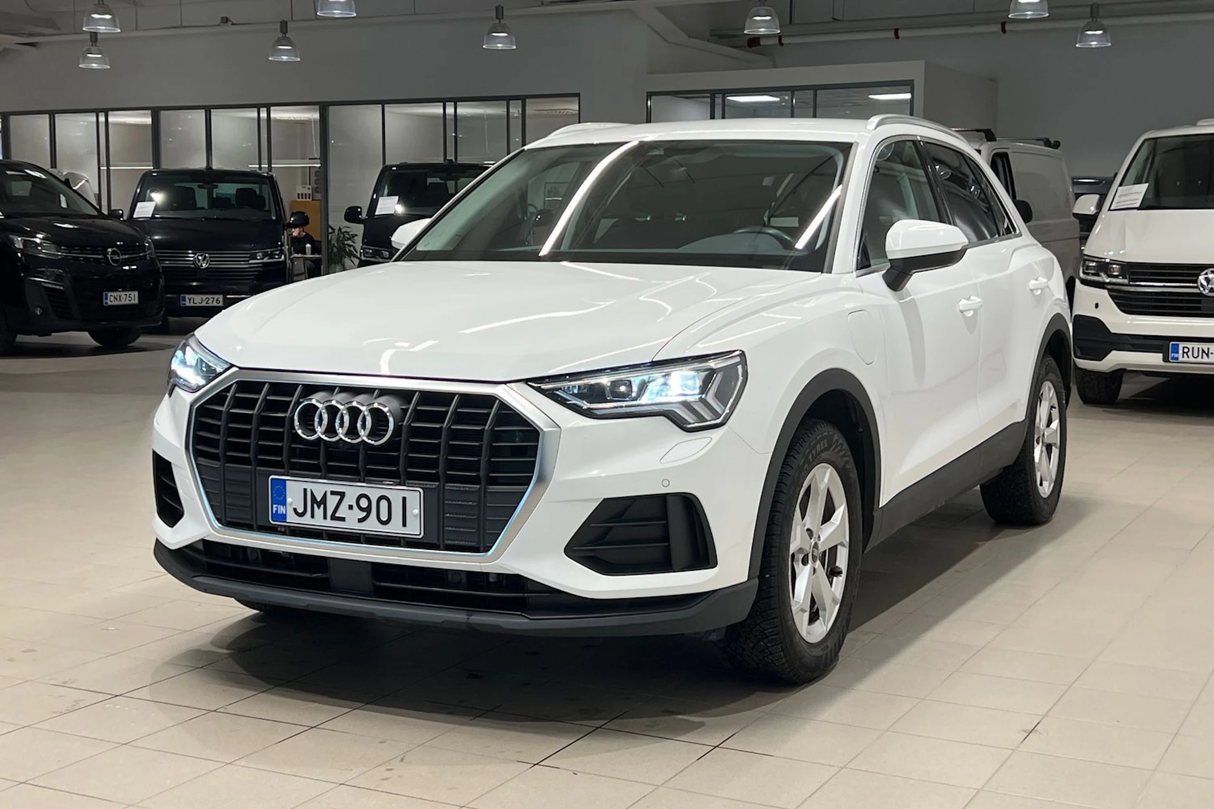 Valkoinen Audi Q3 2023 kuva 28.
