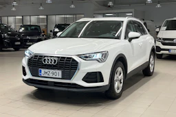Valkoinen Audi Q3 2023 kuva 28.