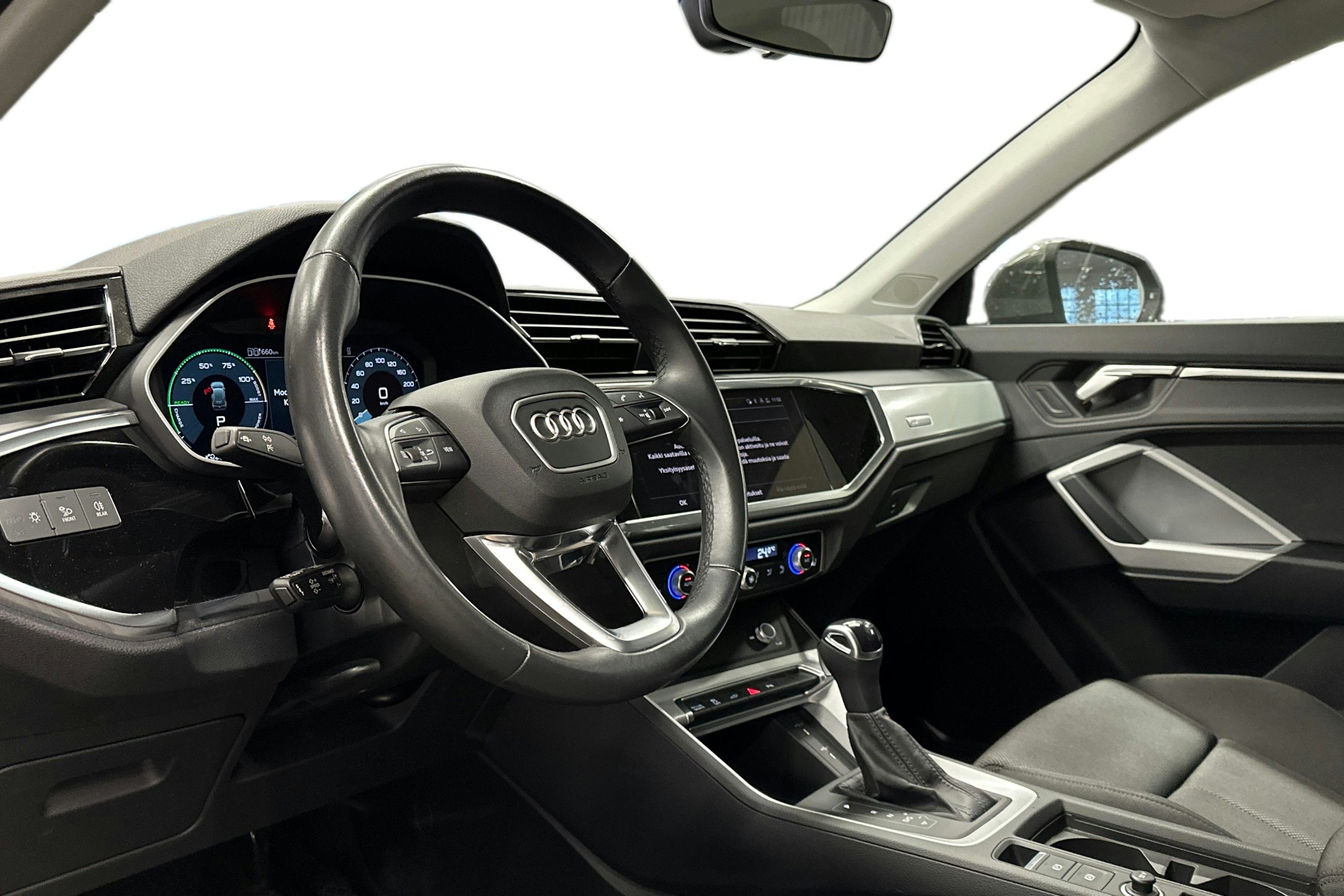 harmaa Audi Q3 2023 kuva 3.