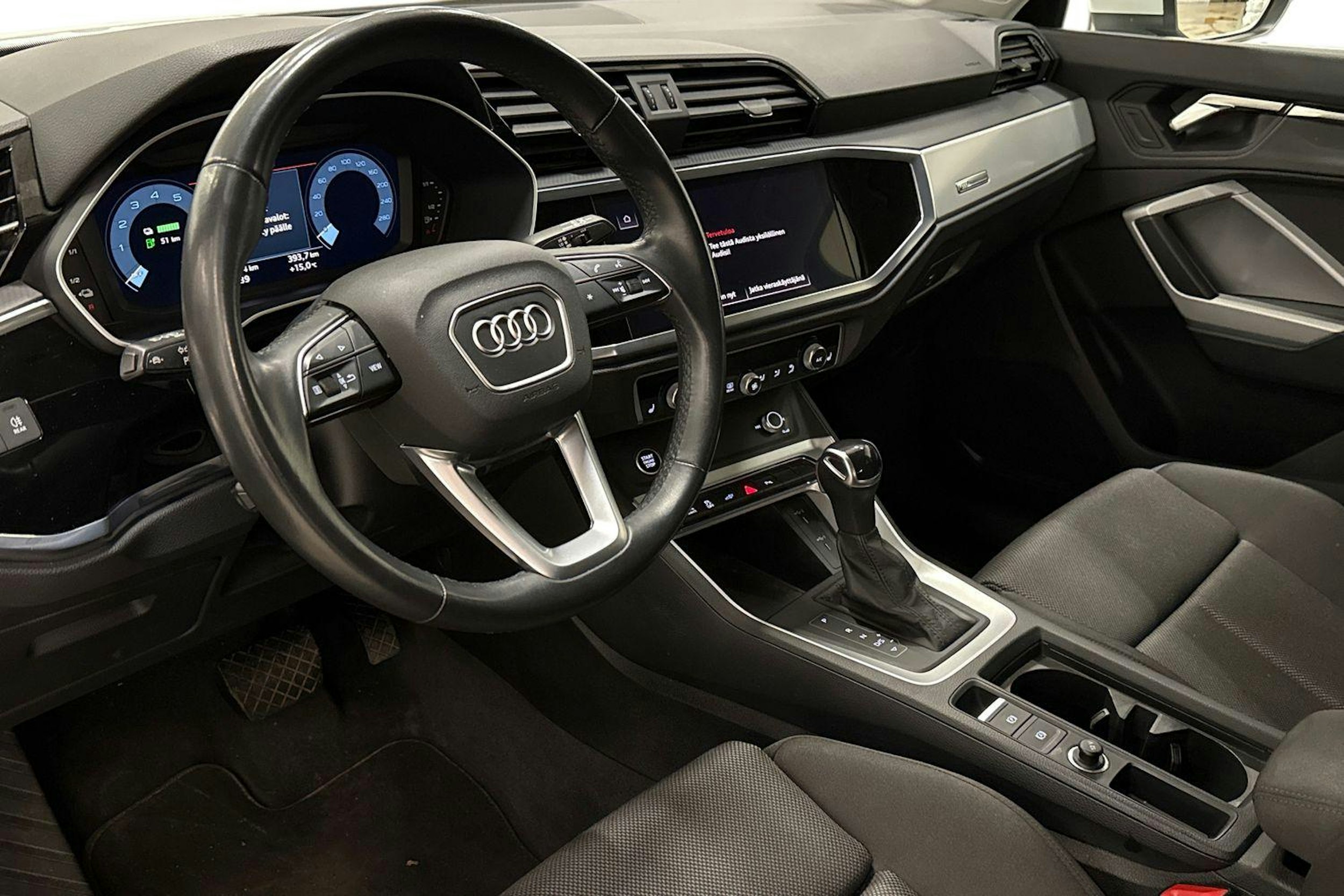 valkoinen Audi Q3 2023 kuva 7.