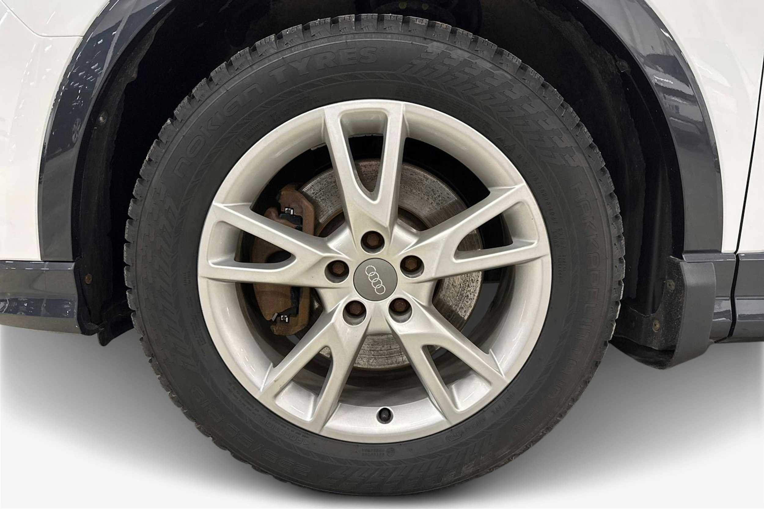 valkoinen Audi Q3 2023 kuva 11.