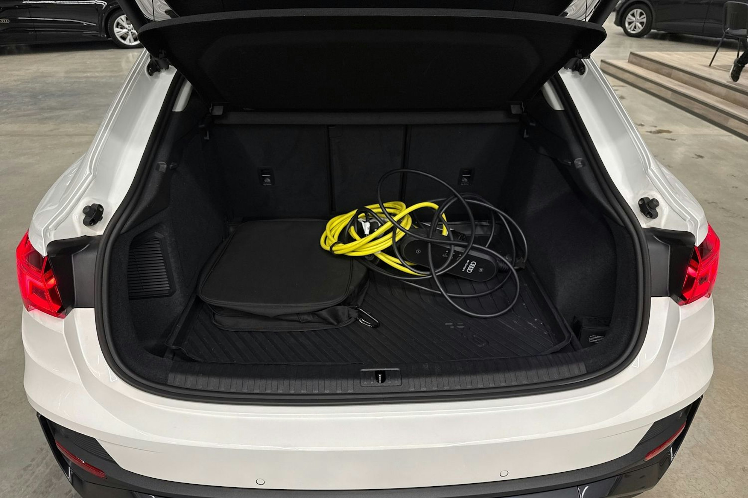 valkoinen Audi Q3 2023 kuva 14.