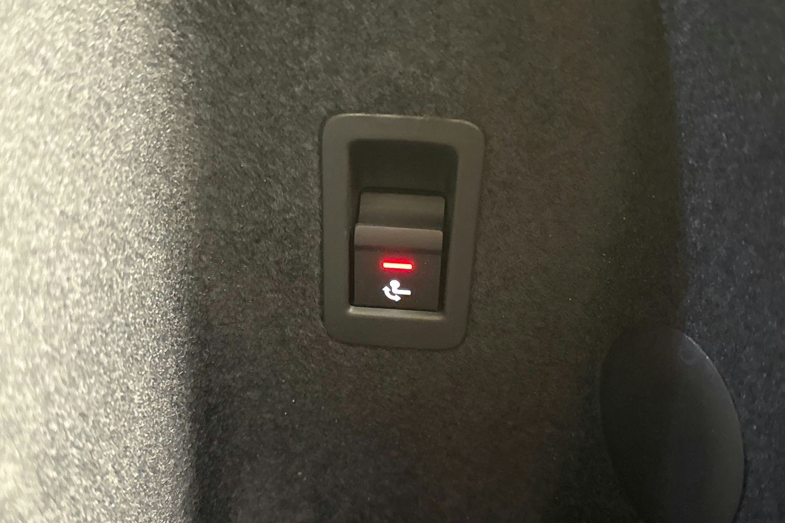 valkoinen Audi Q3 2023 kuva 17.