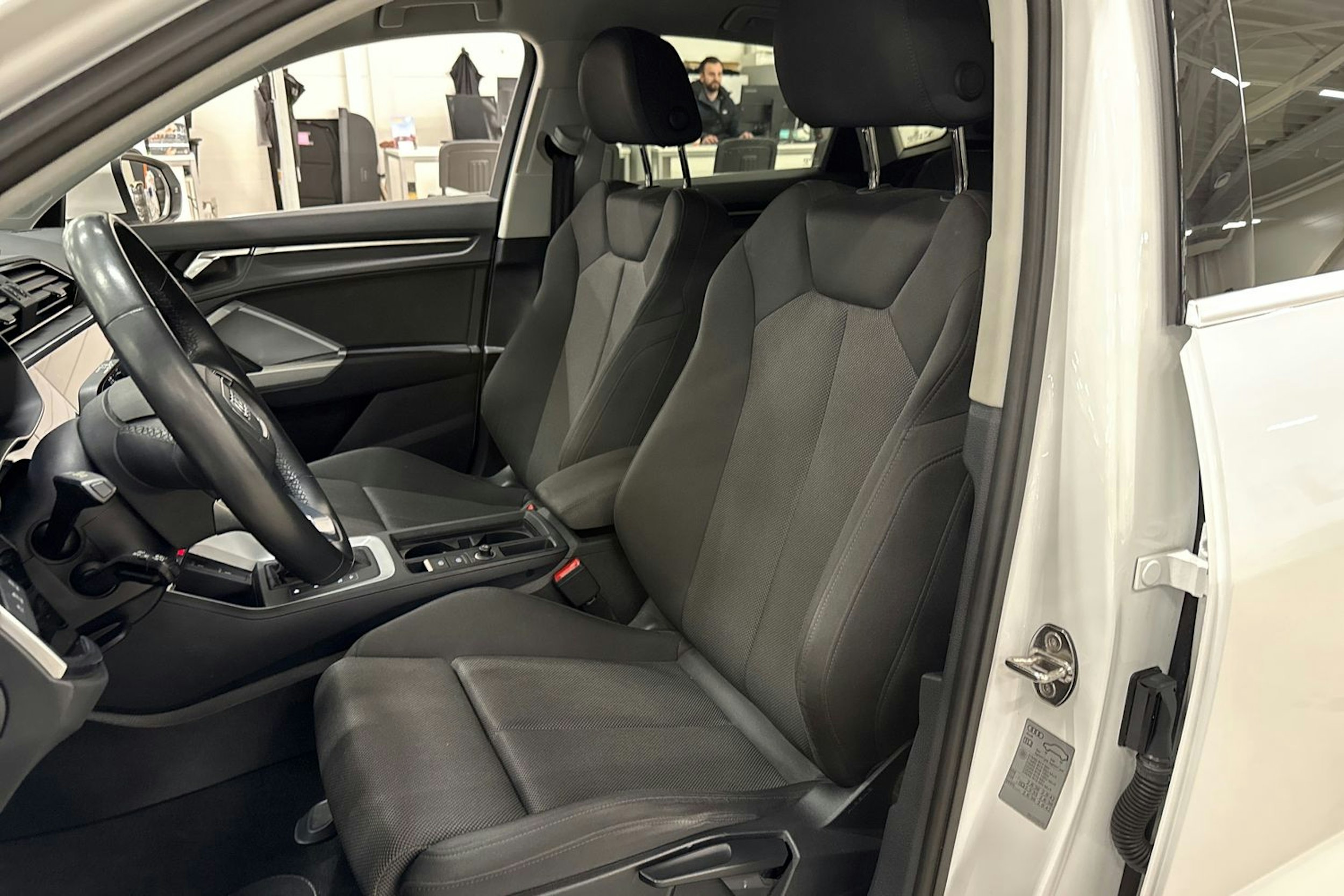 valkoinen Audi Q3 2023 kuva 18.