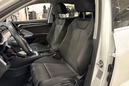 valkoinen Audi Q3 2023 kuva 18.
