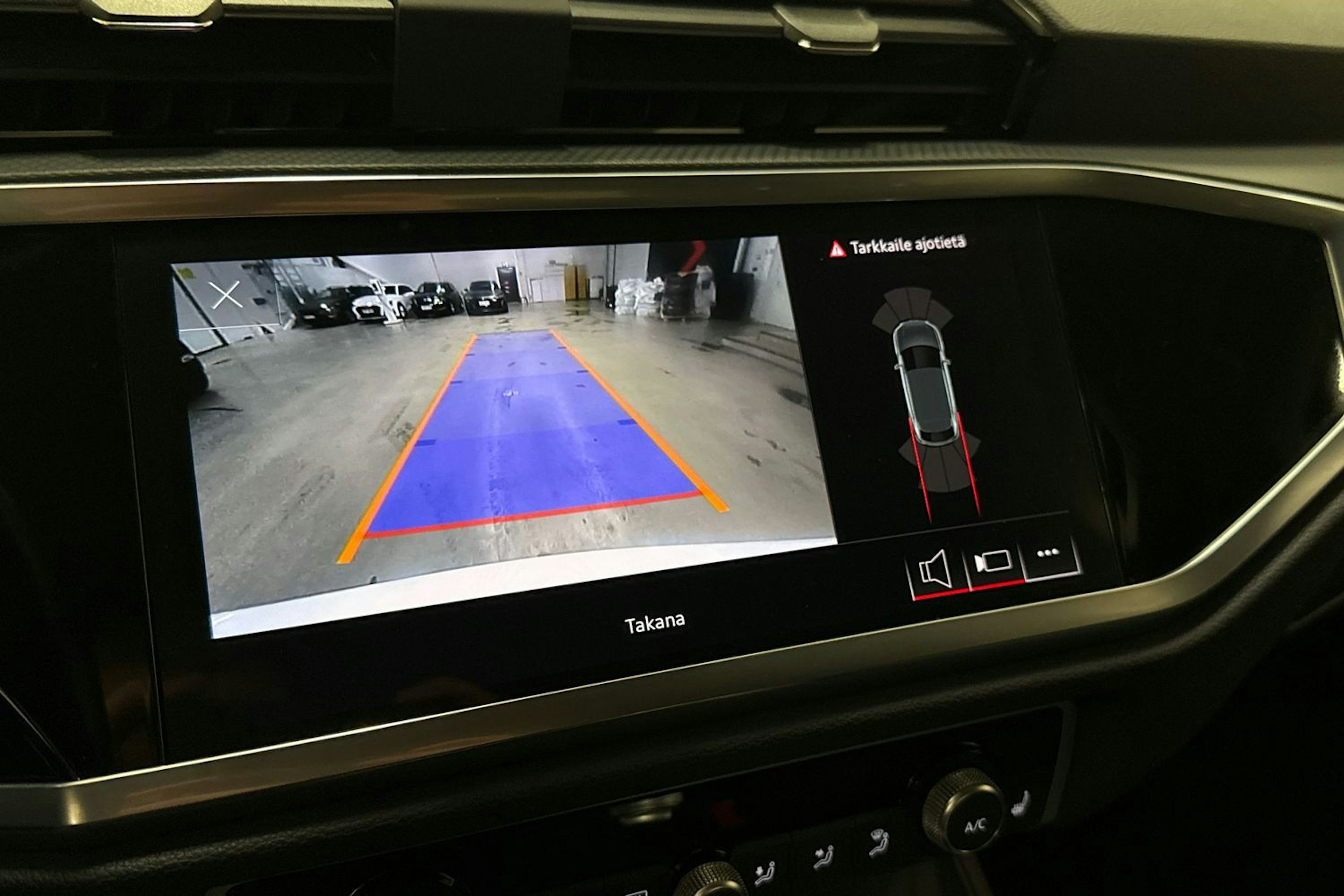 valkoinen Audi Q3 2023 kuva 25.